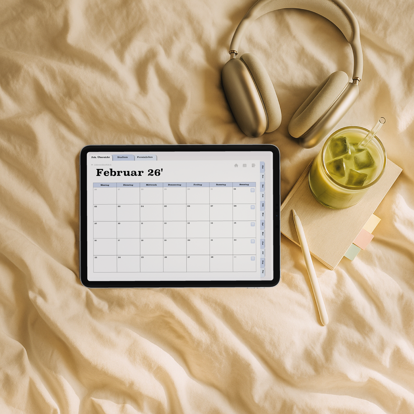 Monatsübersicht des digitalen Semesterplaners 2025/26 auf iPad – entspannt genutzt im Alltag mit Kopfhörern, Notizbuch & Matcha