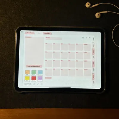 Lernplan-Vorlage auf dem iPad am Schreibtisch