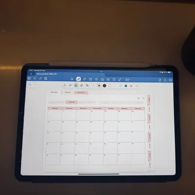 Kalenderansicht in GoodNotes neben einer Kerze