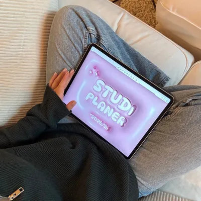 Studi-Planer auf dem iPad auf dem Sofa