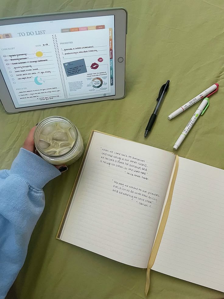 Eine To-Do-Liste auf einem Tablet liegt neben einem offenen Notizbuch mit handschriftlichen Notizen. Daneben liegen Marker und ein Eiskaffee – die perfekte Kombination für produktives Planen und effiziente Aufgabenorganisation im Studium.