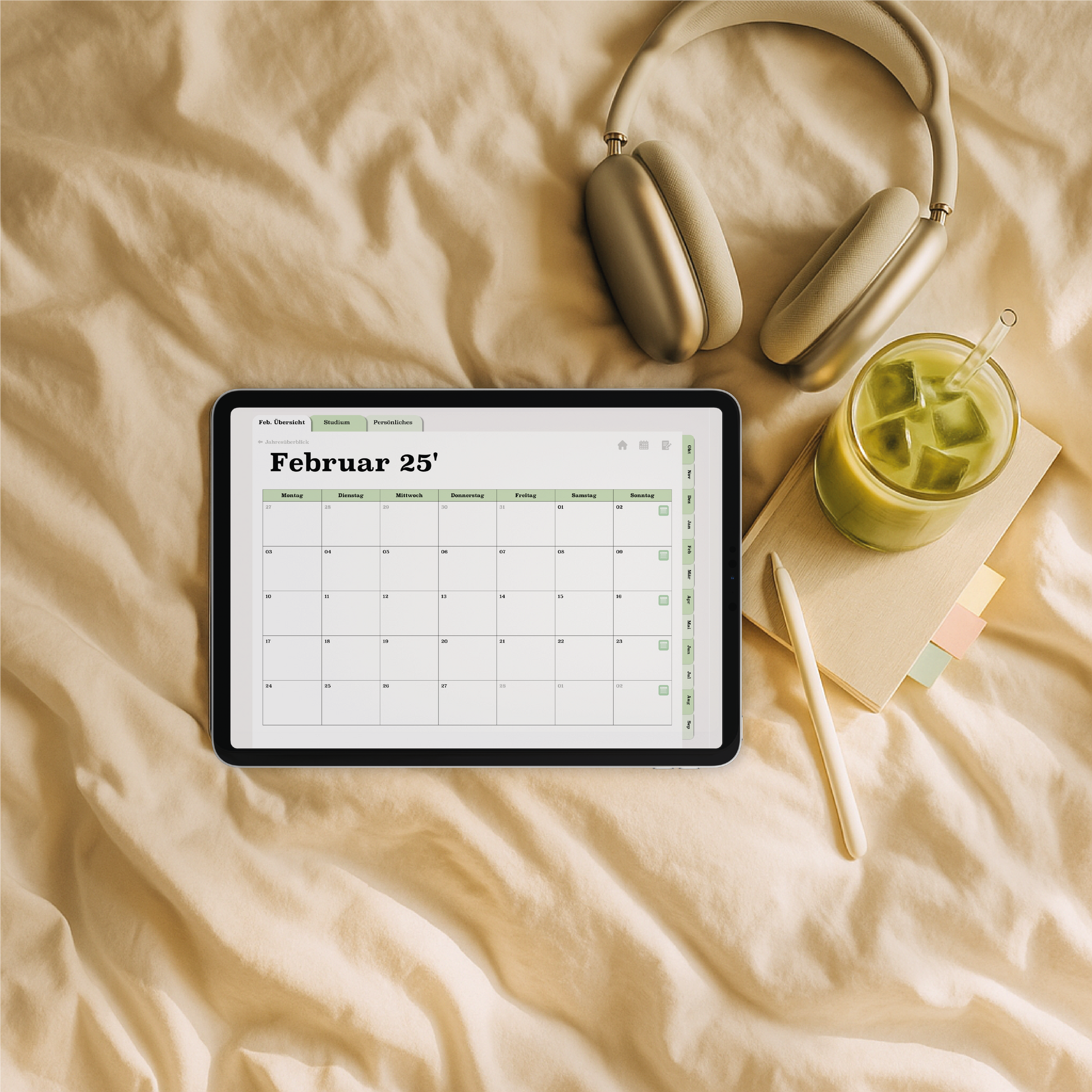 Monatsansicht im digitalen Semesterplaner 2025/26 in Grün – iPad auf Bettdecke mit Kopfhörern, Notizbuch und Iced Matcha